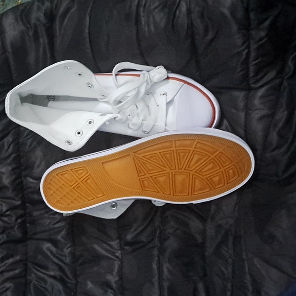 Sneakers Size 11 - Picture 3 of 4